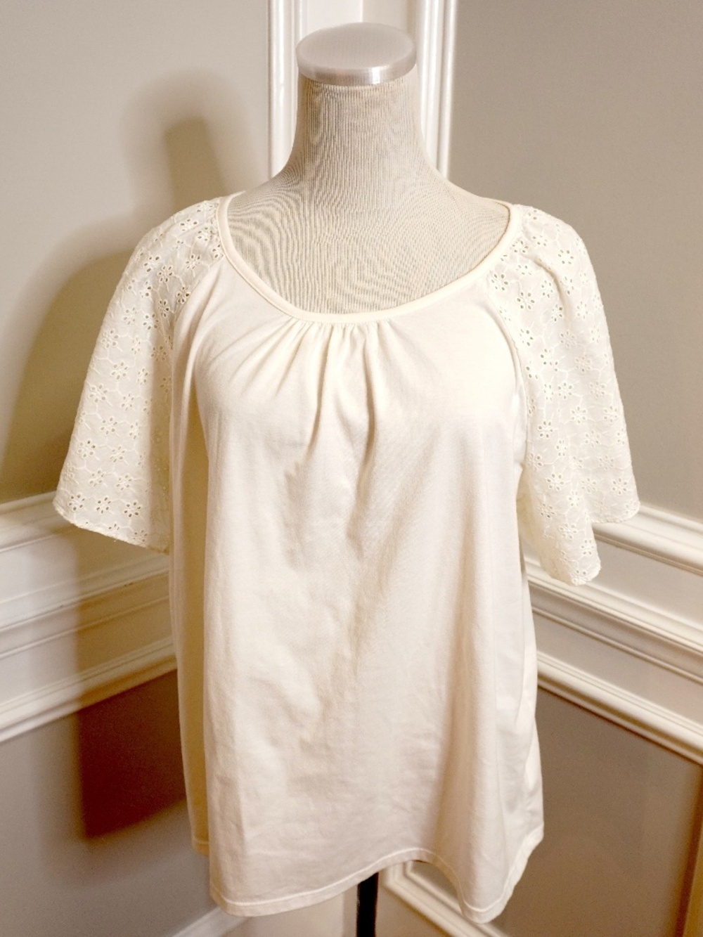 Gloria Vanderbilt women's short-sleeve pullover blouse in a "Gardenia" white, L